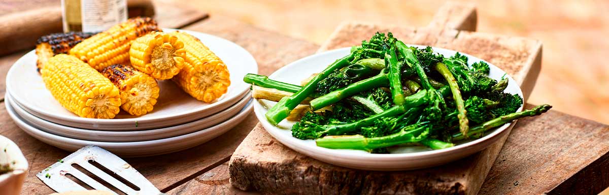 Mazorcas y espárragos en un asado vegetariano Mazorcas y espárragos en un asado vegetariano
