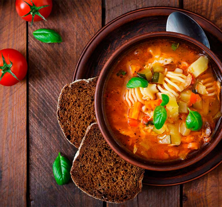 Plato con sopa de verduras Plato con sopa de verduras