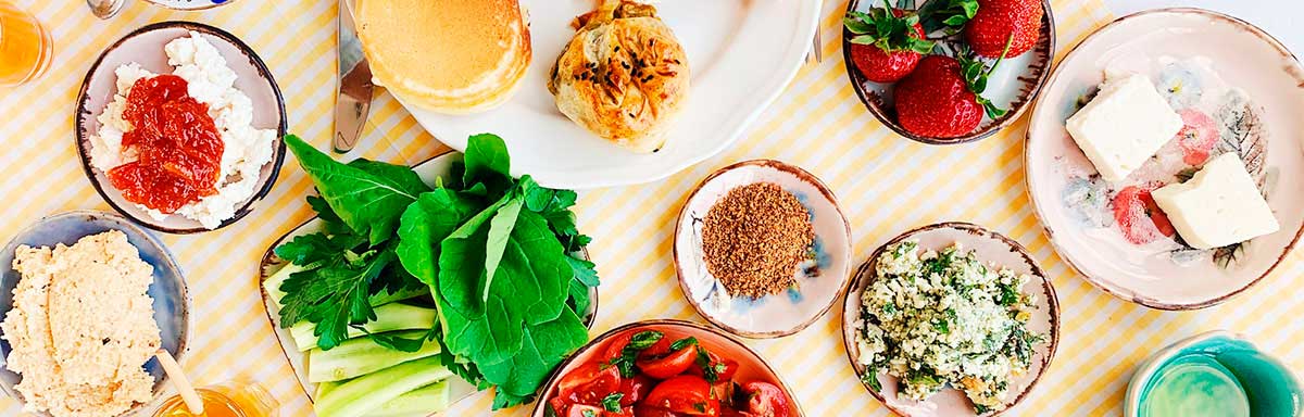 Mesa con diferentes preparaciones de desayuno Mesa con diferentes preparaciones de desayuno