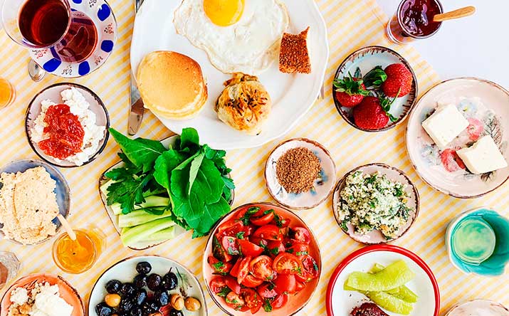Mesa con diferentes preparaciones de desayuno Mesa con diferentes preparaciones de desayuno