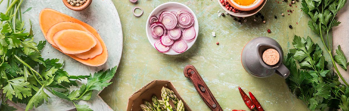 Mesa con vegetales frescos Mesa con vegetales frescos