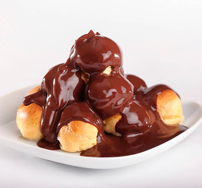 Profiteroles con salsa casera de chocolate Profiteroles con salsa casera de chocolate