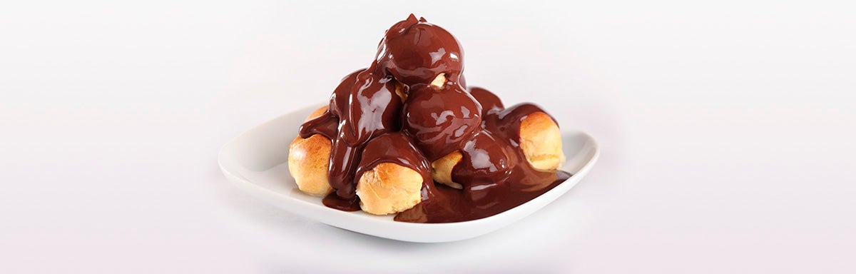Profiteroles con salsa casera de chocolate Profiteroles con salsa casera de chocolate