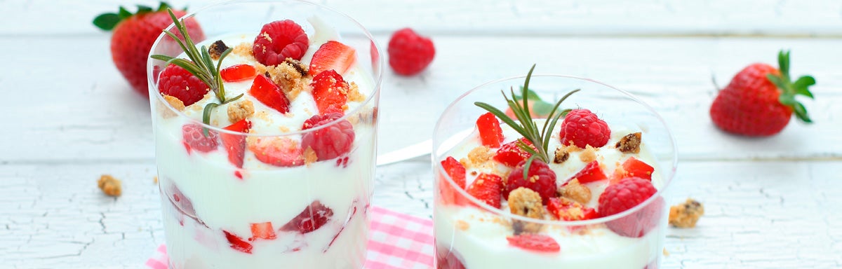 copa de fresas con crema sobre mesa de madera postres faciles copa de fresas con crema sobre mesa de madera postres faciles