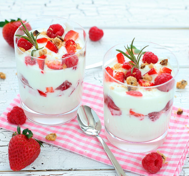 copa de fresas con crema sobre mesa de madera postres faciles copa de fresas con crema sobre mesa de madera postres faciles