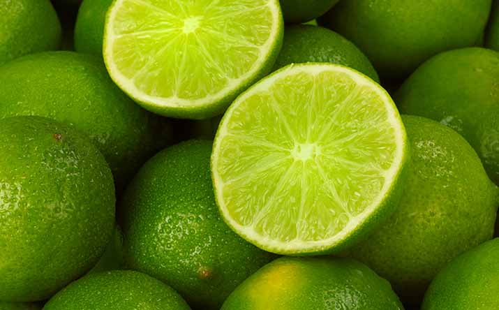 Un limón, uno de los cítricos más usados, partido por la mitad, encima de más limones. Un limón, uno de los cítricos más usados, partido por la mitad, encima de más limones.