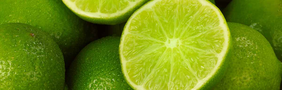 Un limón, uno de los cítricos más usados, partido por la mitad, encima de más limones. Un limón, uno de los cítricos más usados, partido por la mitad, encima de más limones.