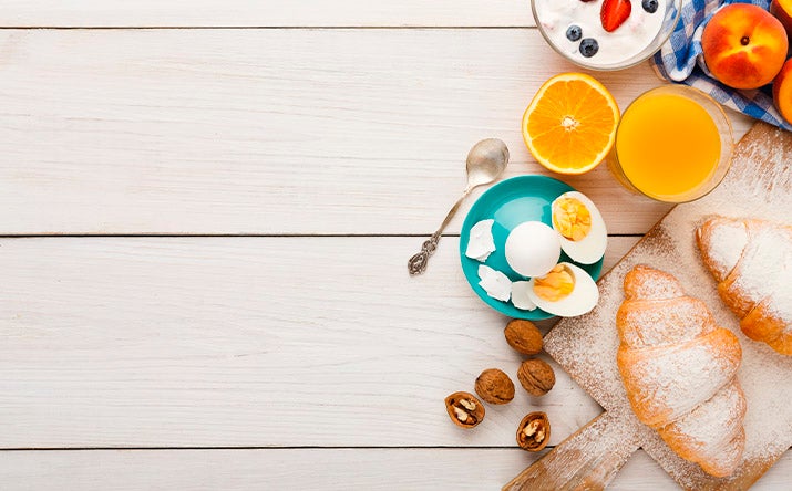 Desayuno continental con fruta, huevo y pan Desayuno continental con fruta, huevo y pan