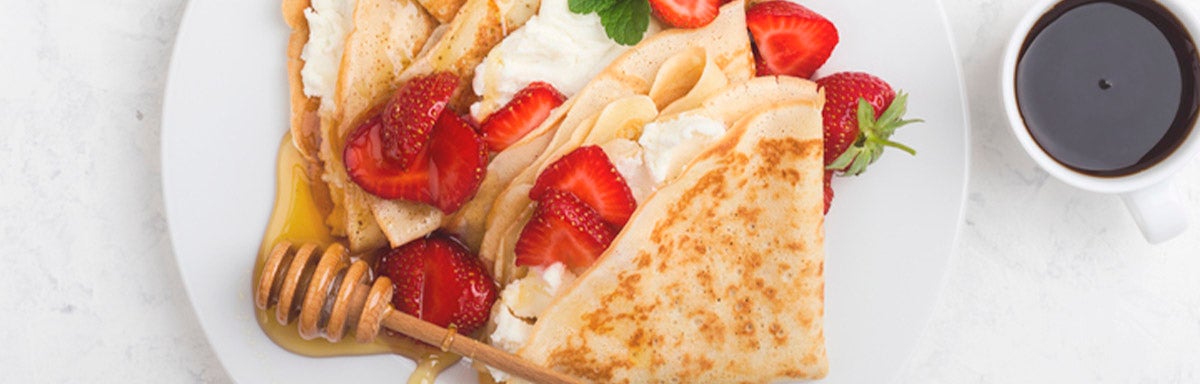 Desayuno crepe con fresas y miel Desayuno crepe con fresas y miel