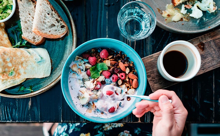 Bowl de frutas, nueces y yogurt, unos de los desayunos fáciles y rápidos Bowl de frutas, nueces y yogurt, unos de los desayunos fáciles y rápidos