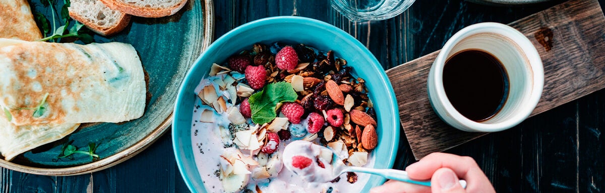 Bowl de frutas, nueces y yogurt, unos de los desayunos fáciles y rápidos Bowl de frutas, nueces y yogurt, unos de los desayunos fáciles y rápidos