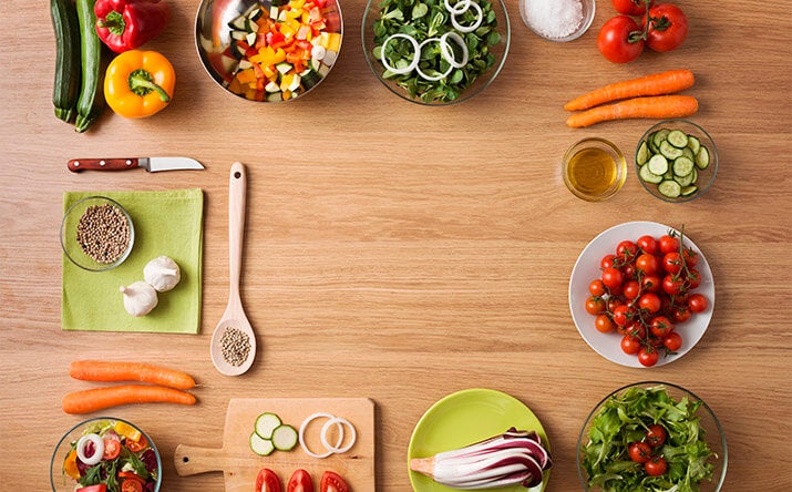 Varios ingredientes para armar una ensalada balanceada Varios ingredientes para armar una ensalada balanceada