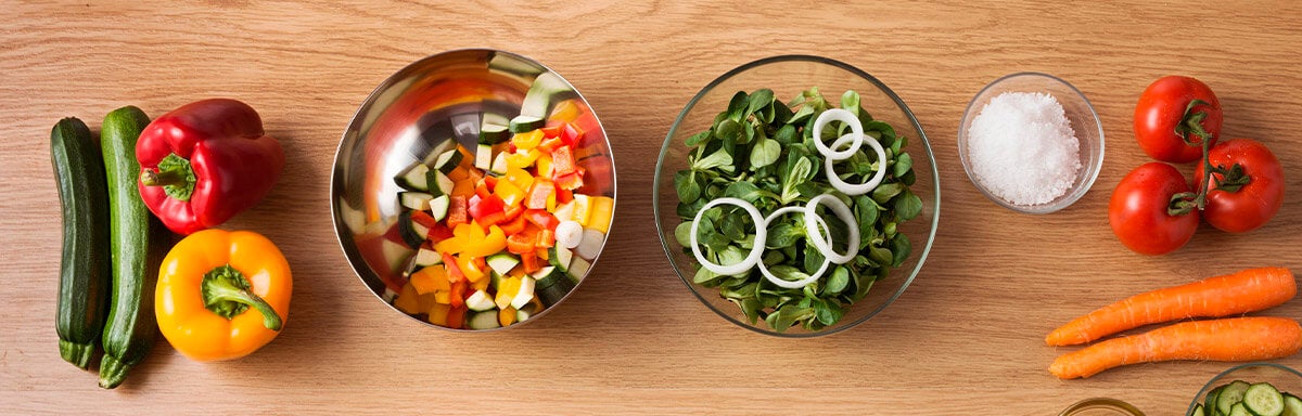 Varios ingredientes para armar una ensalada balanceada Varios ingredientes para armar una ensalada balanceada