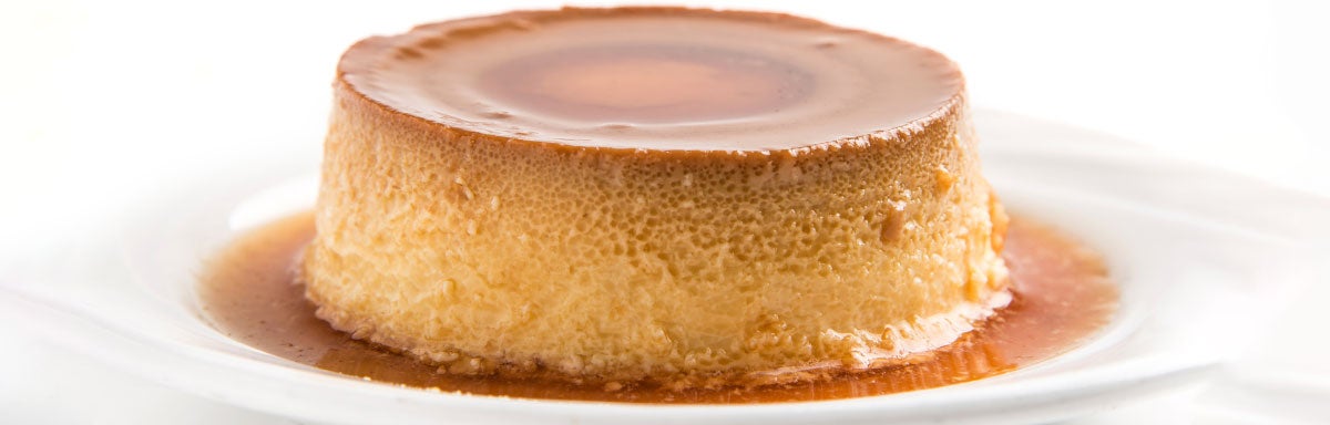 Plato con Flan casero cubierto de caramelo Plato con Flan casero cubierto de caramelo