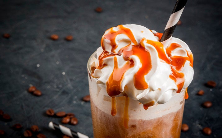 Frapuccino de caramelo con crema batida Frapuccino de caramelo con crema batida
