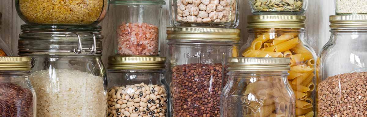 Alacena con frascos llenos de legumbre y cereales Alacena con frascos llenos de legumbre y cereales