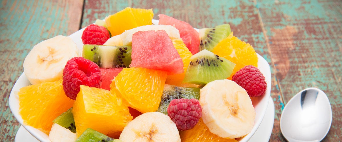Ensalada de frutas con banano, naranja, sandía y frambuesas Ensalada de frutas con banano, naranja, sandía y frambuesas