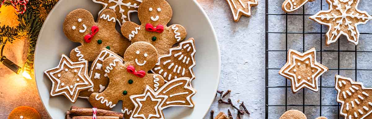 Galletas navideñas en formas de estrellas, árboles y muñecos. Galletas navideñas en formas de estrellas, árboles y muñecos.