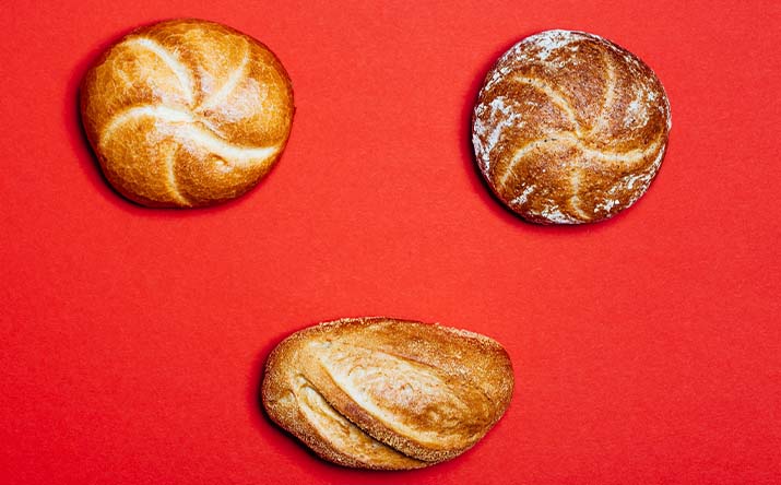 Diferentes tipos de pan dispuestos cerca del horno tostador