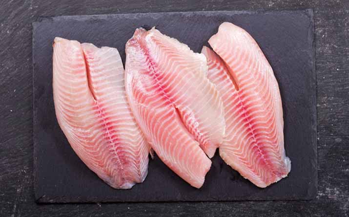 Filetes cortados y preparados para cocinar un pescado Filetes cortados y preparados para cocinar un pescado