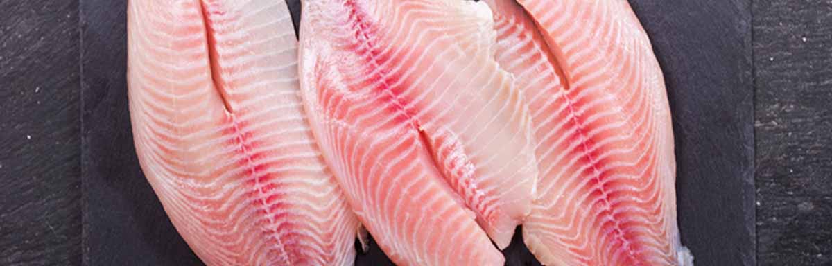 Filetes cortados y preparados para cocinar un pescado Filetes cortados y preparados para cocinar un pescado