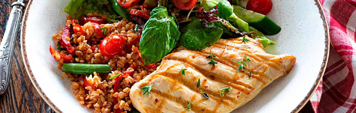 Un pollo marinado, acompañado de ensalada Un pollo marinado, acompañado de ensalada