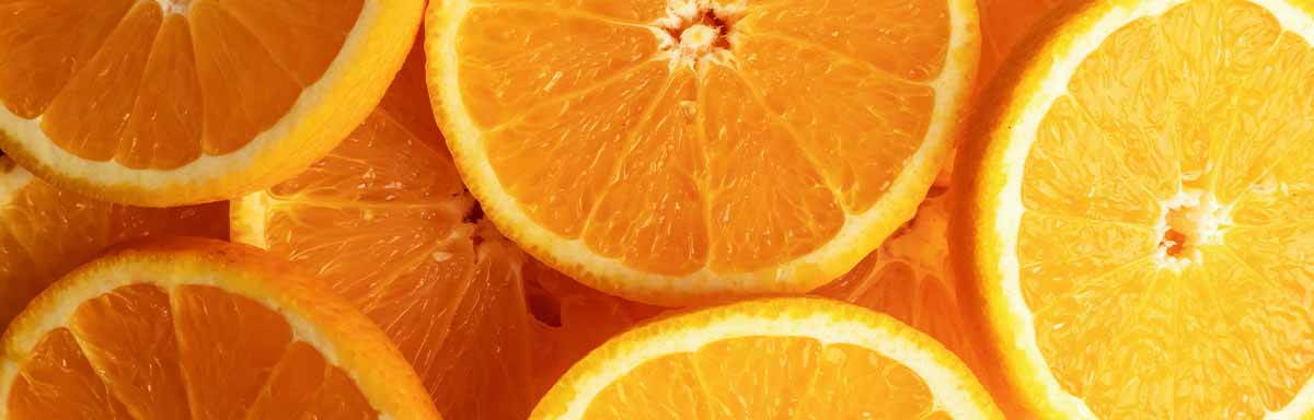 Rodajas de naranja, un alimento ácido, con una cáscara amarga. 