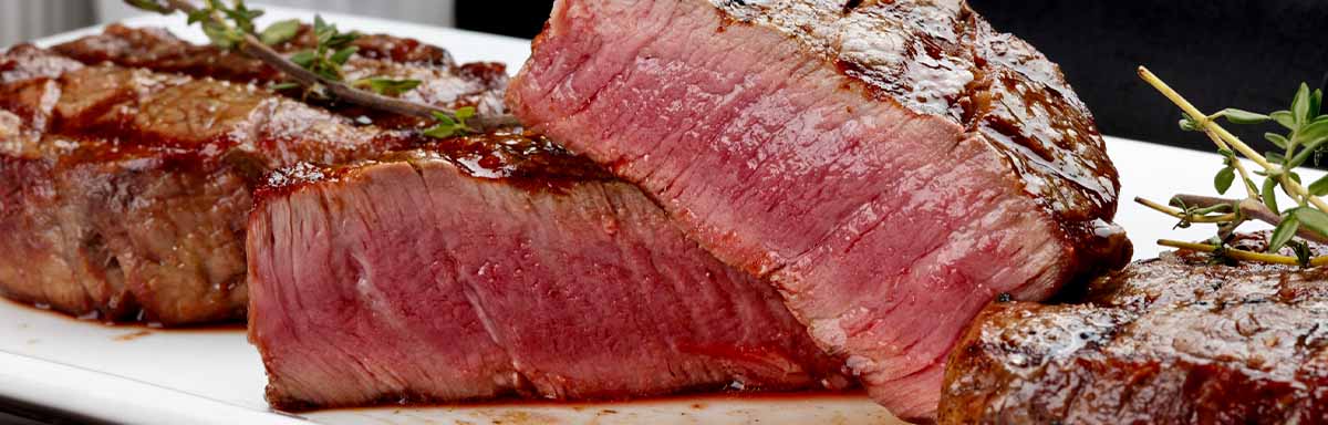 Trozos de carnes maduradas después de ser cocinados Trozos de carnes maduradas después de ser cocinados