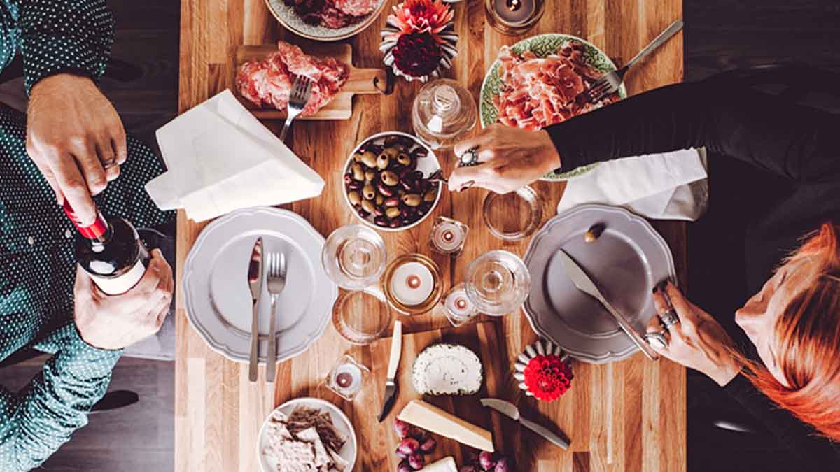 Los jamones y las tapas son típicos de la comida española. Los jamones y las tapas son típicos de la comida española.