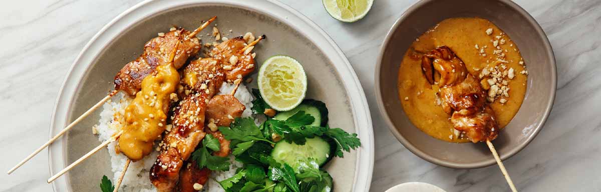 Pollo con sus guarniciones: salsa thai, arroz blanco y verduras. Pollo con sus guarniciones: salsa thai, arroz blanco y verduras.
