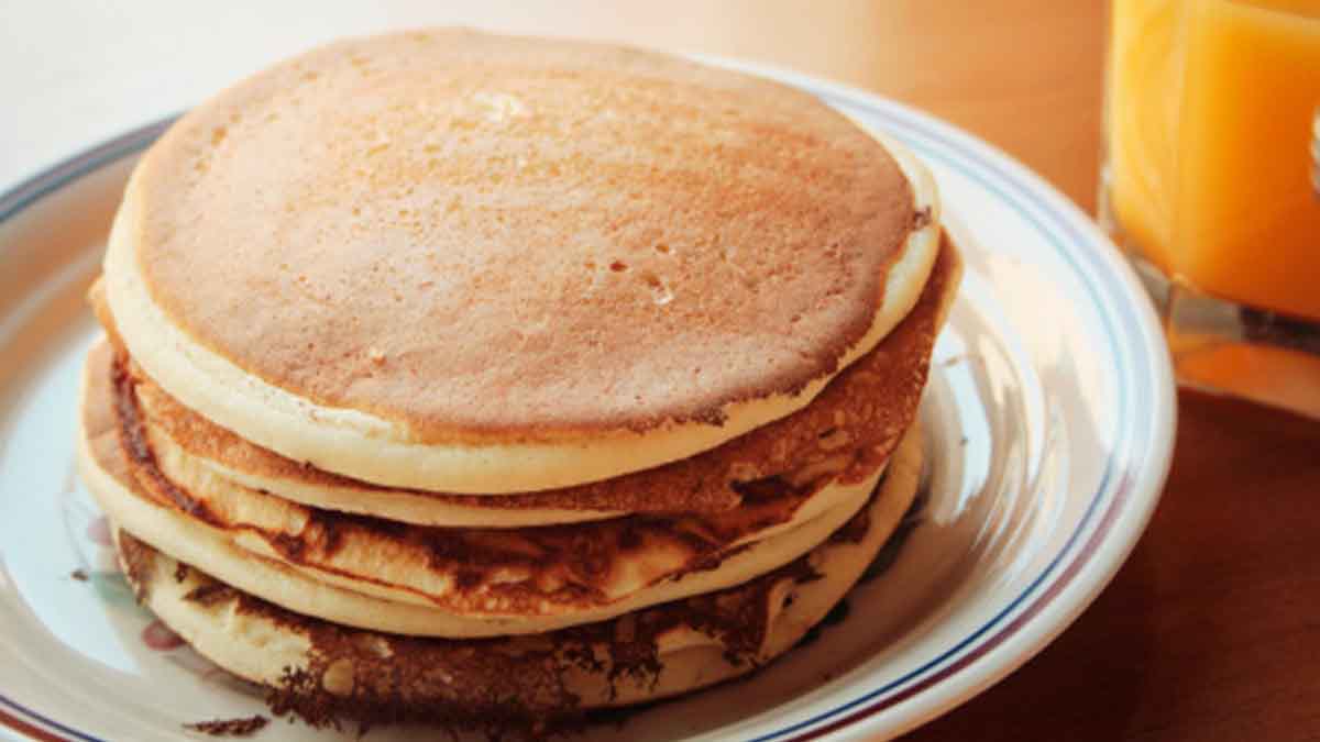 Una pila de pancakes balanceados. Una pila de pancakes balanceados.