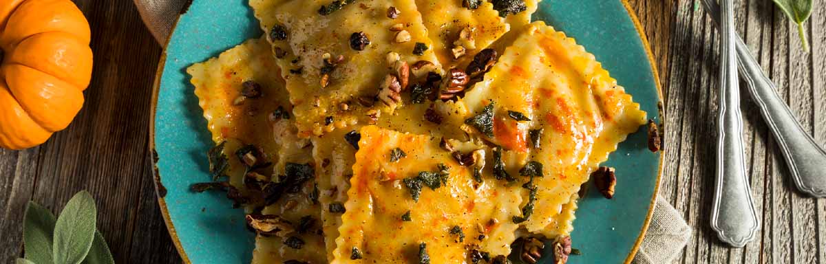 Un plato de ravioles, el tipo de pasta rellena más popular Un plato de ravioles, el tipo de pasta rellena más popular