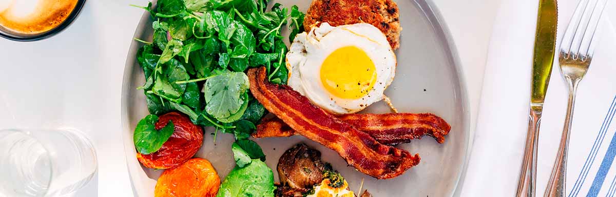Plato de comida de brunch Plato de comida de brunch