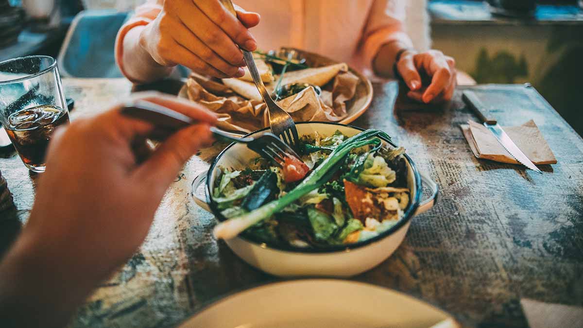 Una ensalada es una buena forma de aprovechar las sobras de comida. Una ensalada es una buena forma de aprovechar las sobras de comida.