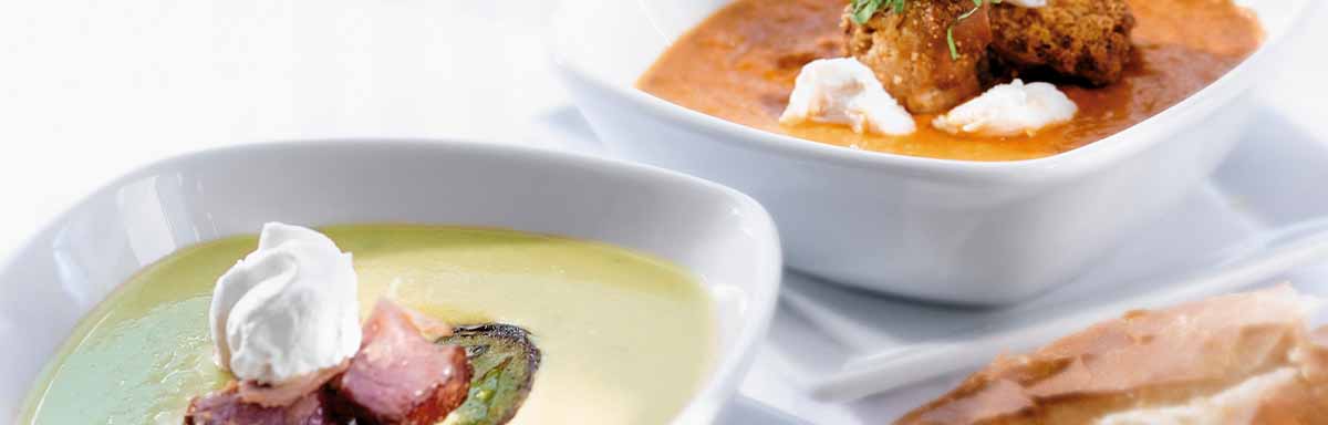 Dos tipos de sopas, acompañadas de pan. Dos tipos de sopas, acompañadas de pan.
