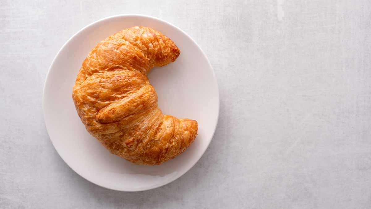 Un croissant clásico, sin relleno. Un croissant clásico, sin relleno.