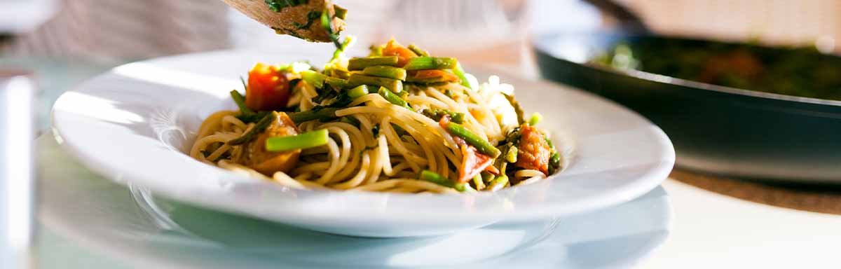 Una pasta italiana acompañada de verduras. Una pasta italiana acompañada de verduras.