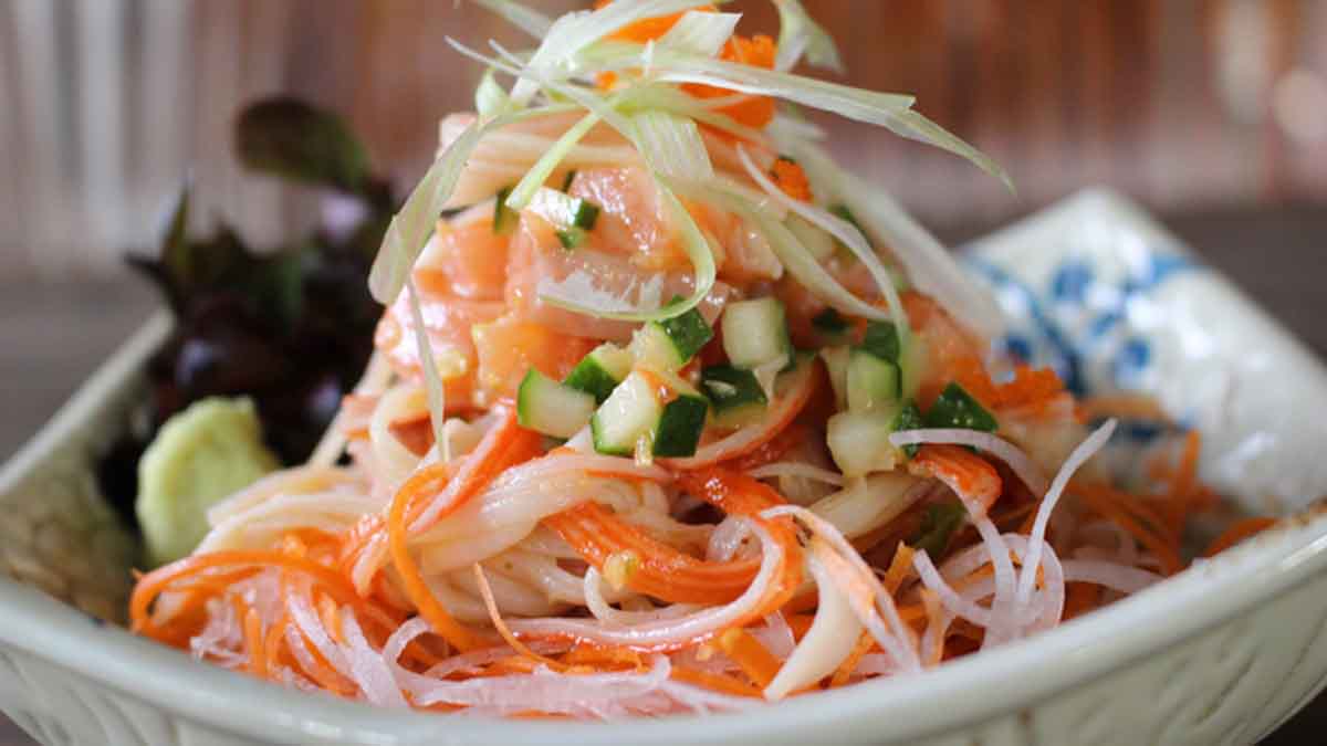 El ceviche es un plato típico peruano muy popular. El ceviche es un plato típico peruano muy popular.
