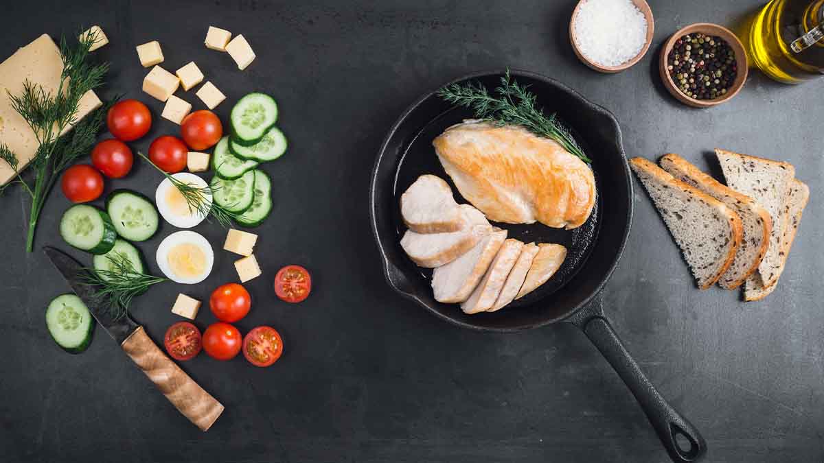 El pollo a la plancha es una de las preparaciones más comunes. El pollo a la plancha es una de las preparaciones más comunes.