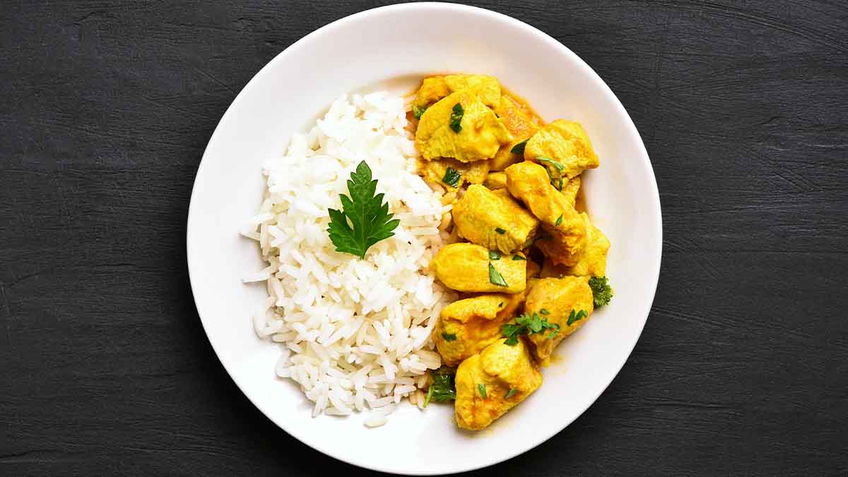 El pollo es una de las carnes que más se usan en los diferentes tipos de curry. El pollo es una de las carnes que más se usan en los diferentes tipos de curry.