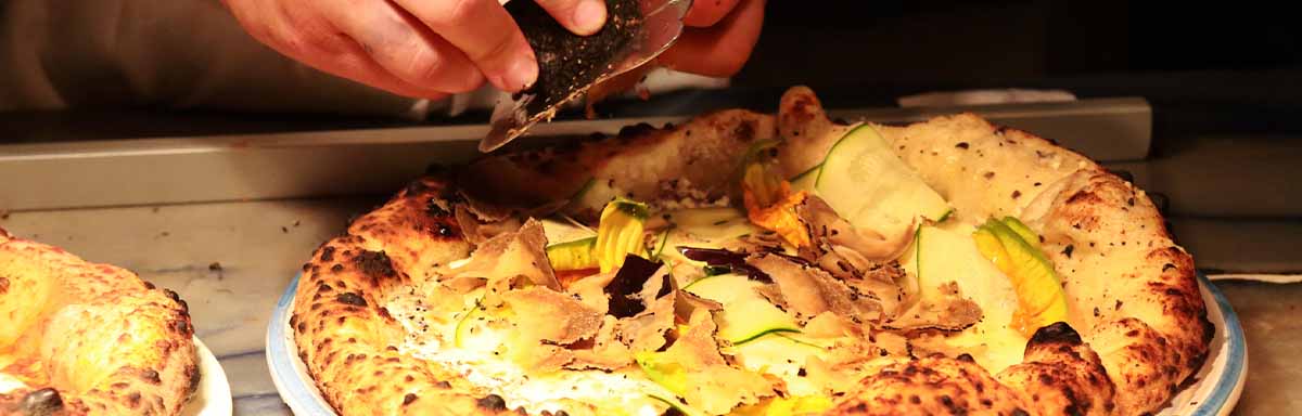 Hay tipos de pizzas que se caracterizan por tener una masa más gruesa. Hay tipos de pizzas que se caracterizan por tener una masa más gruesa.