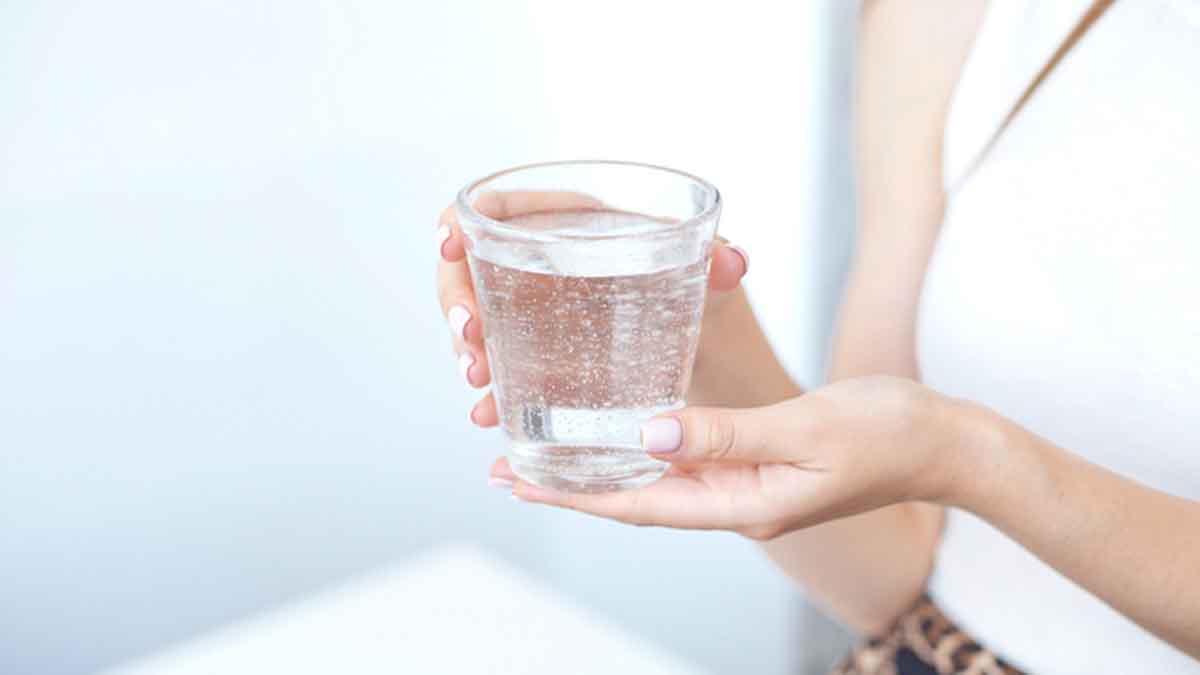 Tomar agua durante el día ayuda a mantener tu organismo hidratado. Tomar agua durante el día ayuda a mantener tu organismo hidratado.