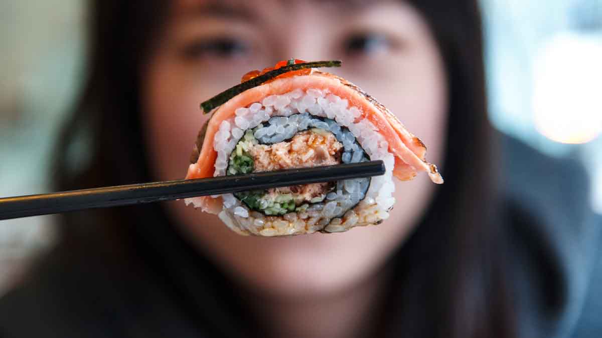 El sushi es una comida japonesa muy popular en el mundo entero El sushi es una comida japonesa muy popular en el mundo entero