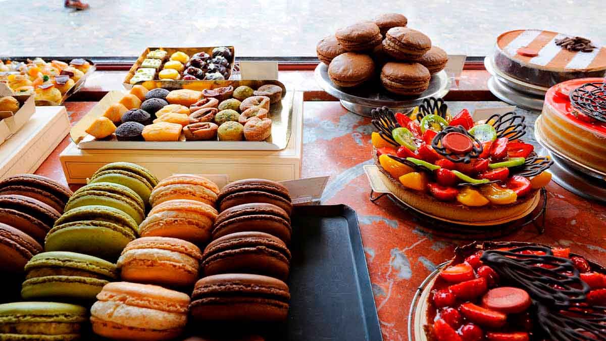 Macarrones, corazones y otros postres de la pastelería francesa. Macarrones, corazones y otros postres de la pastelería francesa.