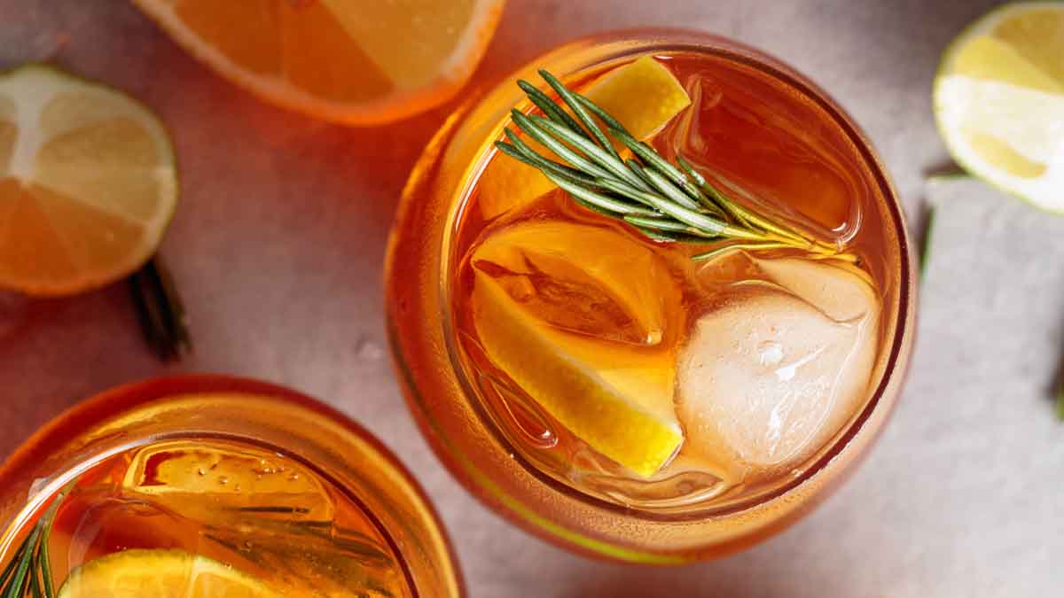El romero se puede usar para darle sabor y aroma a algunas bebidas. El romero se puede usar para darle sabor y aroma a algunas bebidas.
