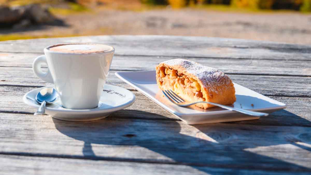 Un strudel de manzana con café. Un strudel de manzana con café.