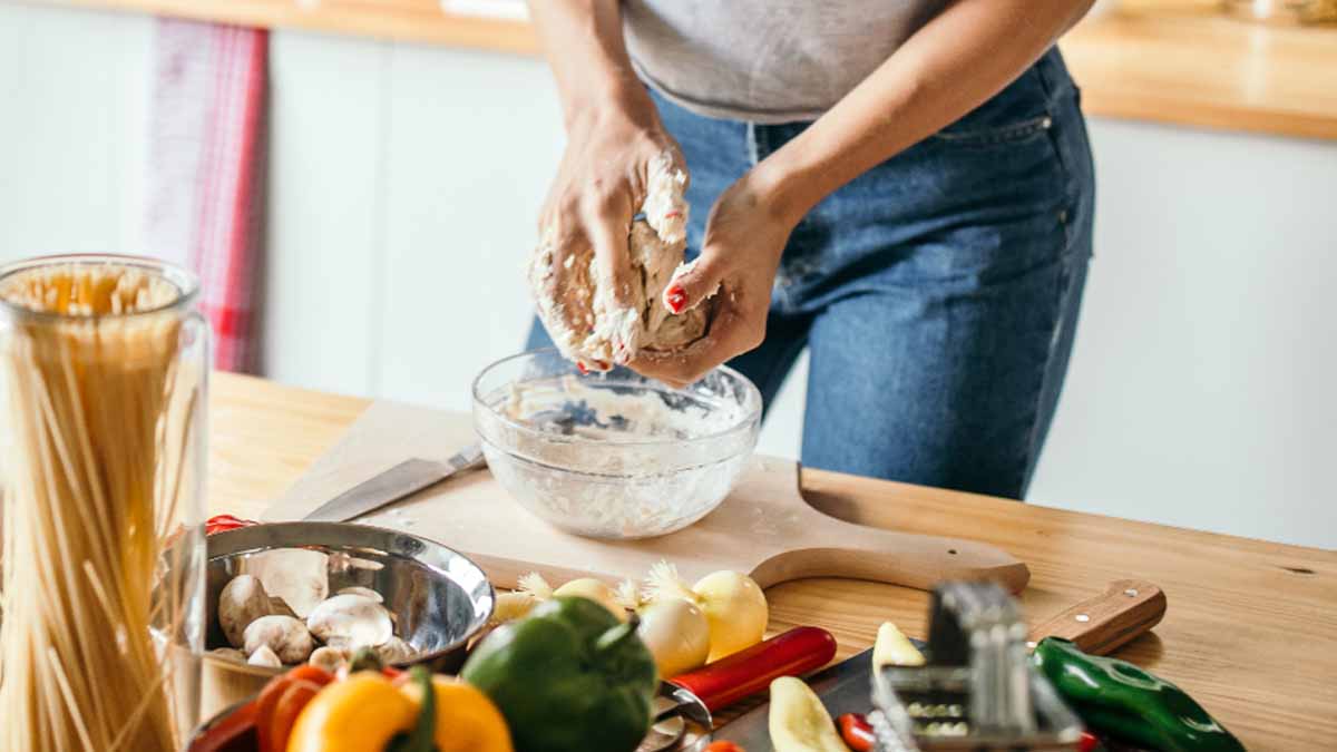 Todos los tipos de calzone se preparan con la misma masa de la pizza. Todos los tipos de calzone se preparan con la misma masa de la pizza.