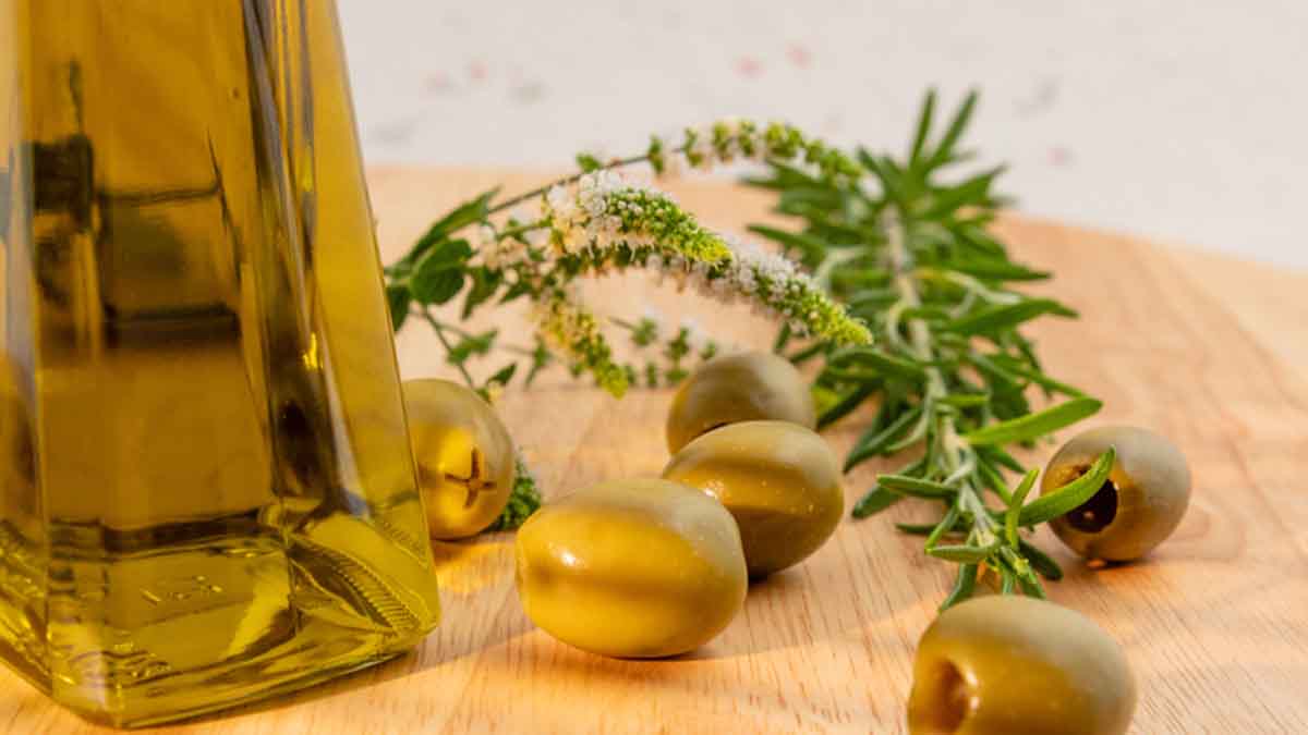 Aceitunas verdes y aceite de oliva 