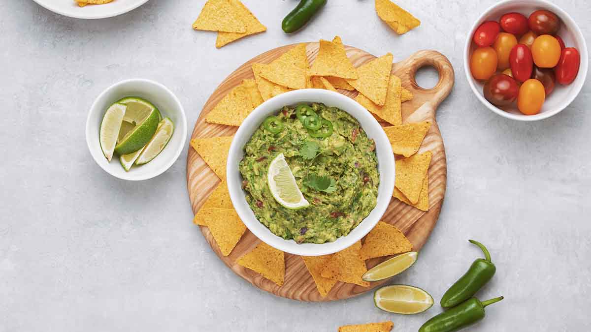 Entrante con ingredientes para hacer guacamole Entrante con ingredientes para hacer guacamole