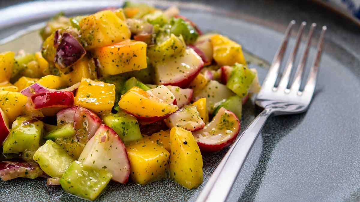 El rábano se usa con frecuencia en las ensaladas. El rábano se usa con frecuencia en las ensaladas.
